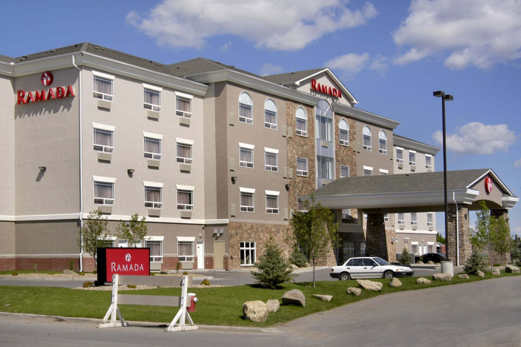 Ramada By Wyndham High River Exteriér fotografie